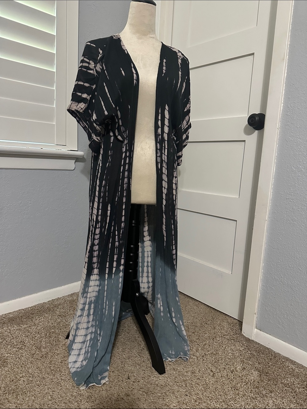 TC Black and White Tie-Dye Long Kimono Cape